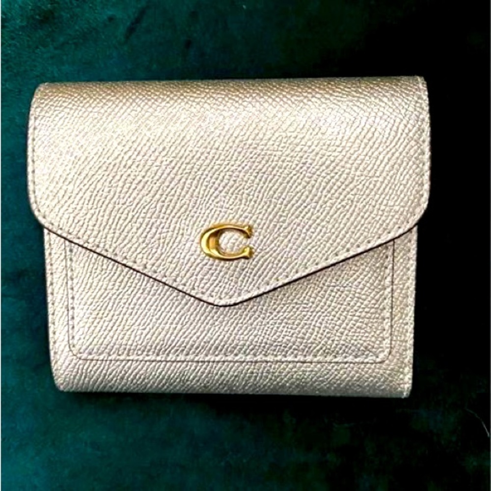 Brand New, never used Silver Coach wallet…